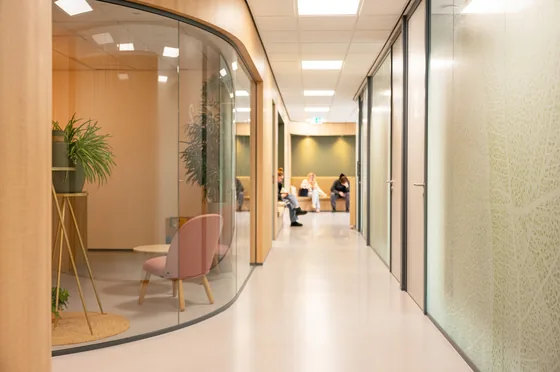 Gang van de praktijk met spreekkamers en een wachtruimte aan het eind