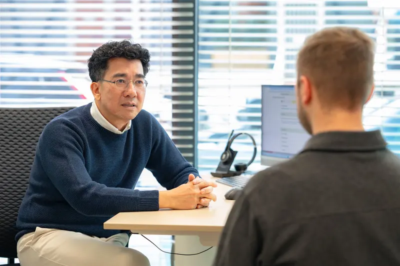 Huisarts in gesprek met een patiënt in de spreekkamer