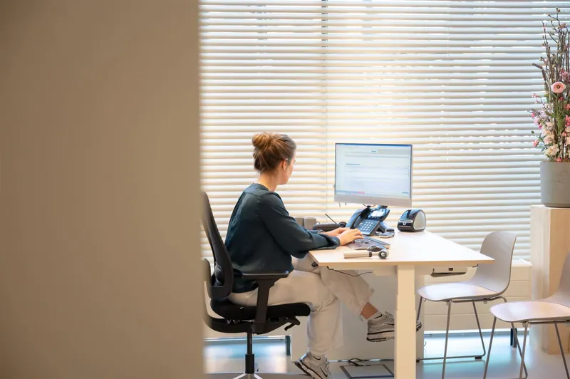 Assistente aan het werk achter de computer