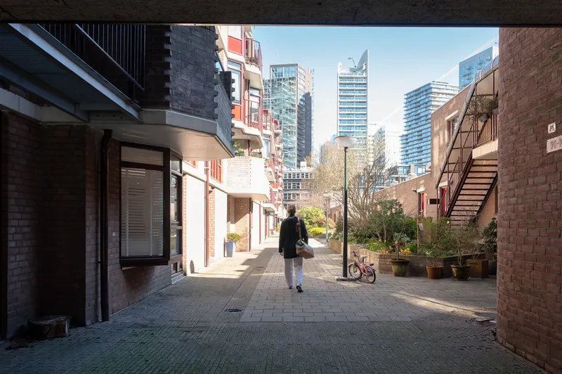 Straat bij de praktijk met de skyline van Rotterdam