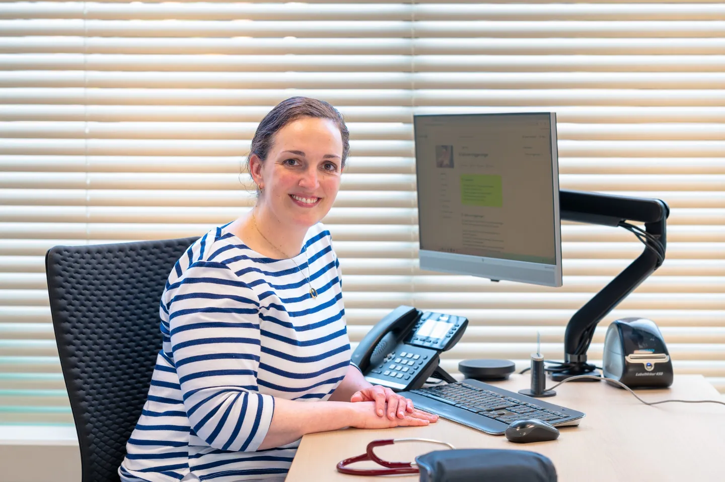 Huisarts achter bureau